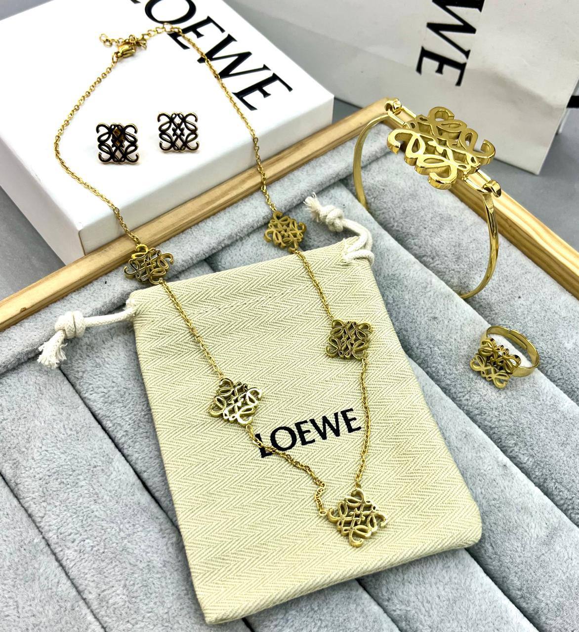 Stainless steel SET 💯*
Necklace ❤️‍🩹
Earring 🍁
Breslat ❣️
With normal boxes 📦 
And paper bag 🛍️
45 dhs🪙🌨️
With master box 📦 
65 dhs🪙🌨️

Zain216
♥️♥️♥️