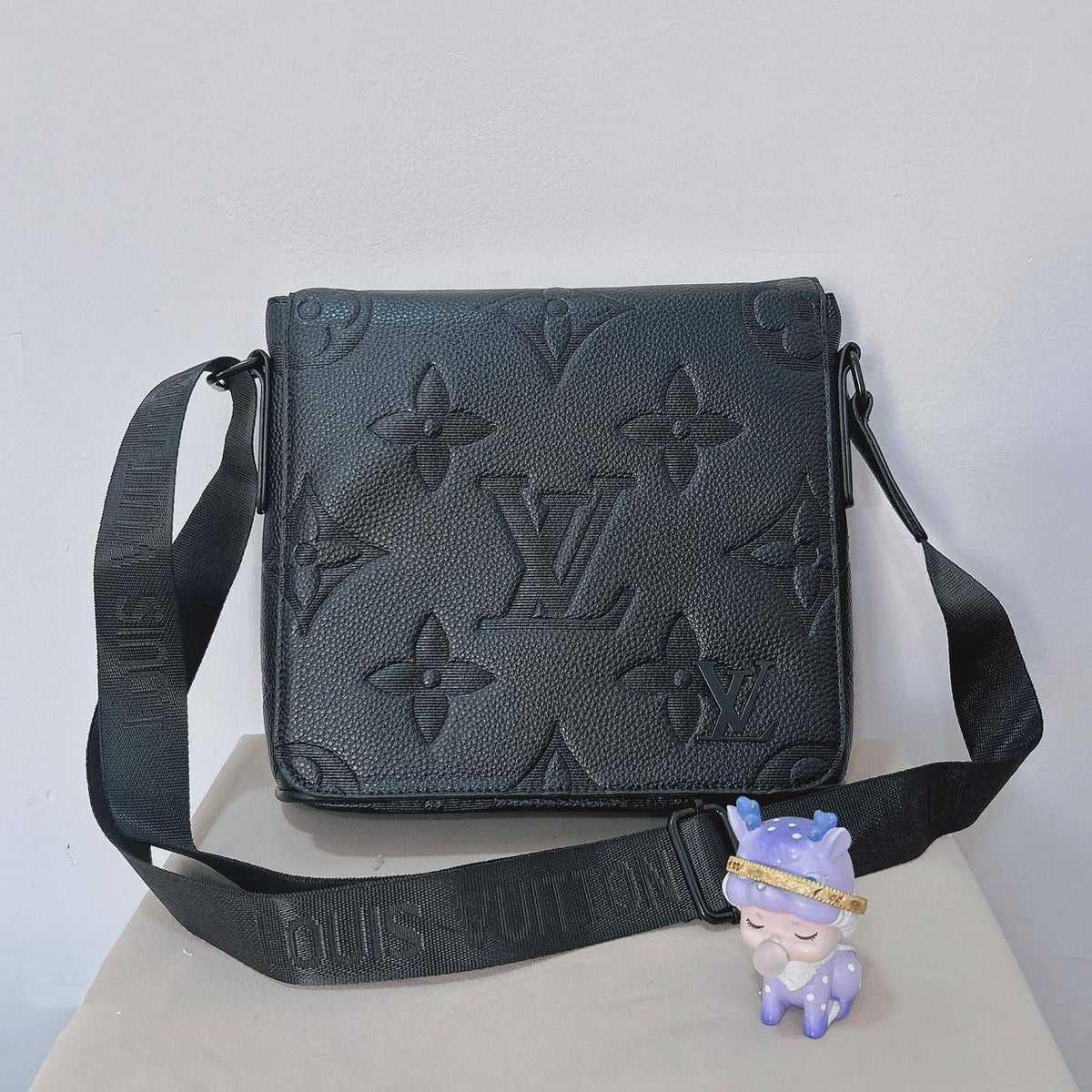 LV

26*23*9 cm
80 dhs🇦🇪🇦🇪

Zain17
♥️♥️♥️