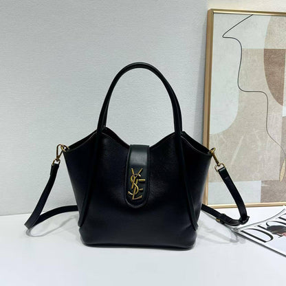 YSL
120 dhs✅
Size 25cm

Zain161
♥️♥️♥️