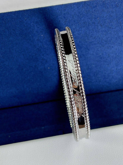 VCA BANGLE
💫✨
55 DHS🗽
WITH BOX AND PAPER BAG🎁🛍️

Zain89
♥️♥️♥️