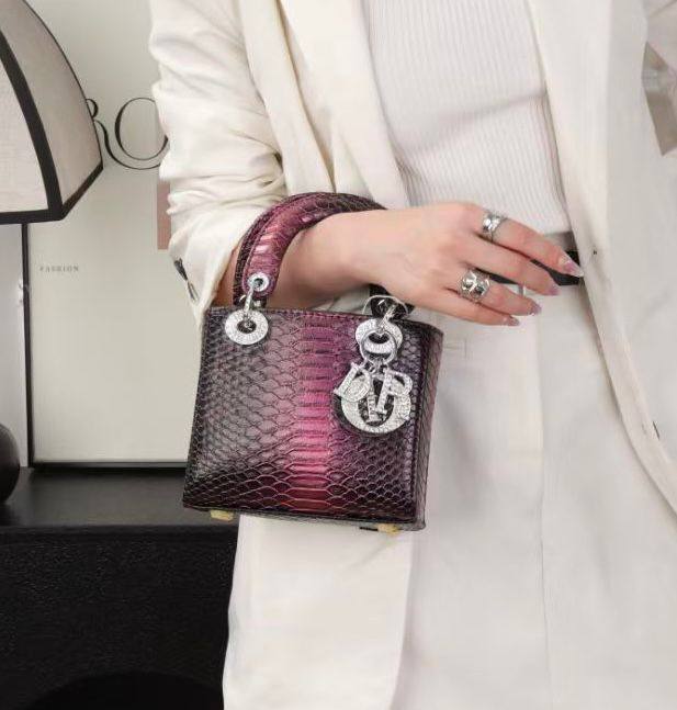 DIOR
HIGH QUALITY 
WITH BOX 
🎁🎁🎁

120 dhs✅

Zain295
♥️♥️♥️