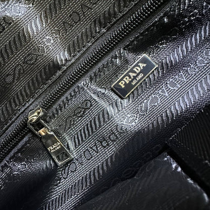 PRADA TRAVELING BAG COPY ONE 
150 dhs✅
SIZE: 55 CM

Zain39
♥️♥️♥️