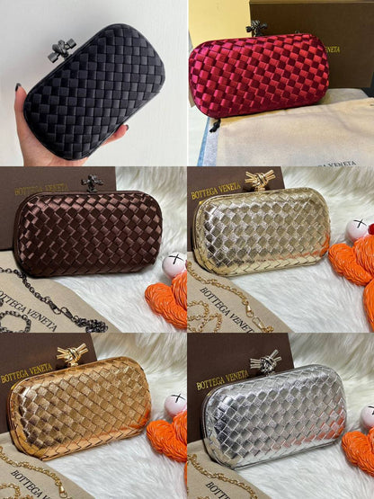 Bottega
good quality, 
comes with box, 
🎁🎁🎁

size... 19 *11 cm 
95 dhs💓

Zain12
♥️♥️♥️