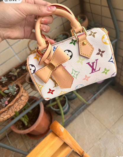 LV 

good quality, comes with box, 
🎁🎁🎁

size... 16*11 cm 

90 dhs🗽

Zain12
♥️♥️♥️