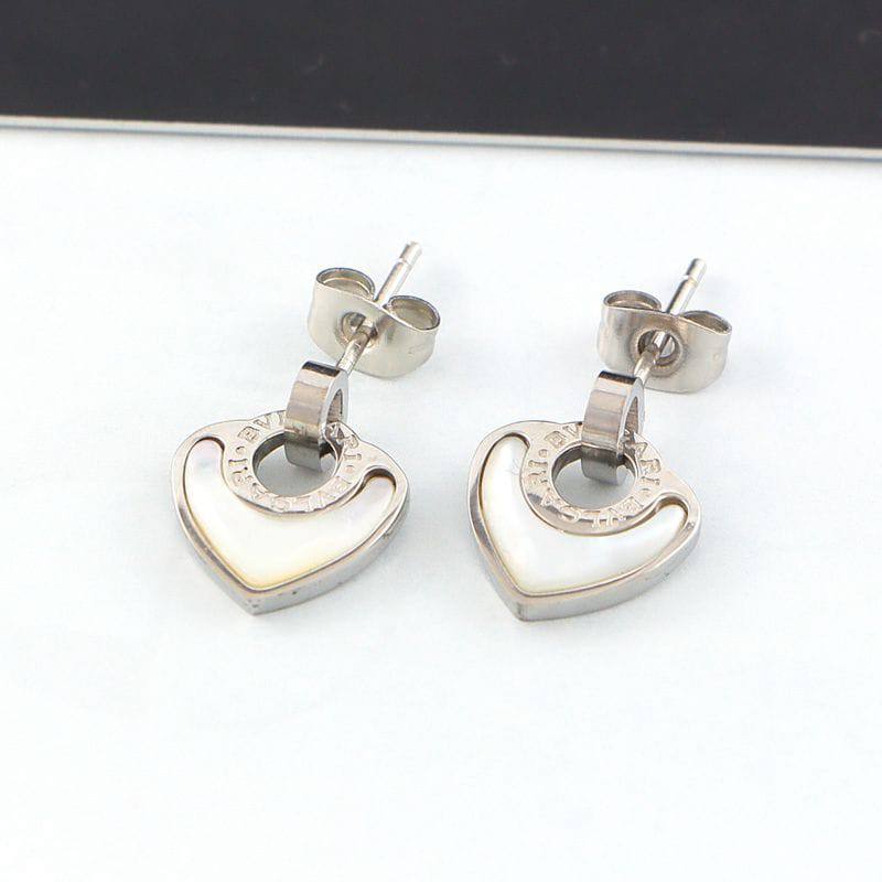 New arrival branded earrings stainless steel non tarnish 
30 dhs✅✅
40 dhs✅✅ with normal box 

Zain243
♥️♥️♥️