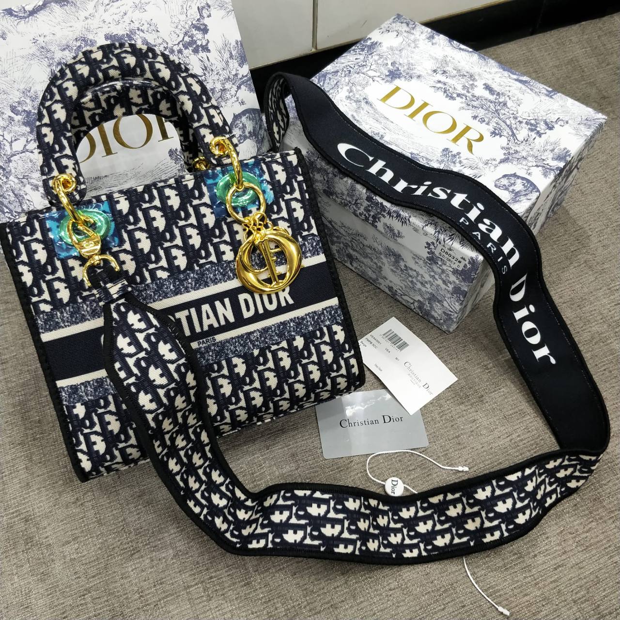 Dior

95 dhs✅

with box
🎁🎁🎁

Zain235
♥️♥️♥️