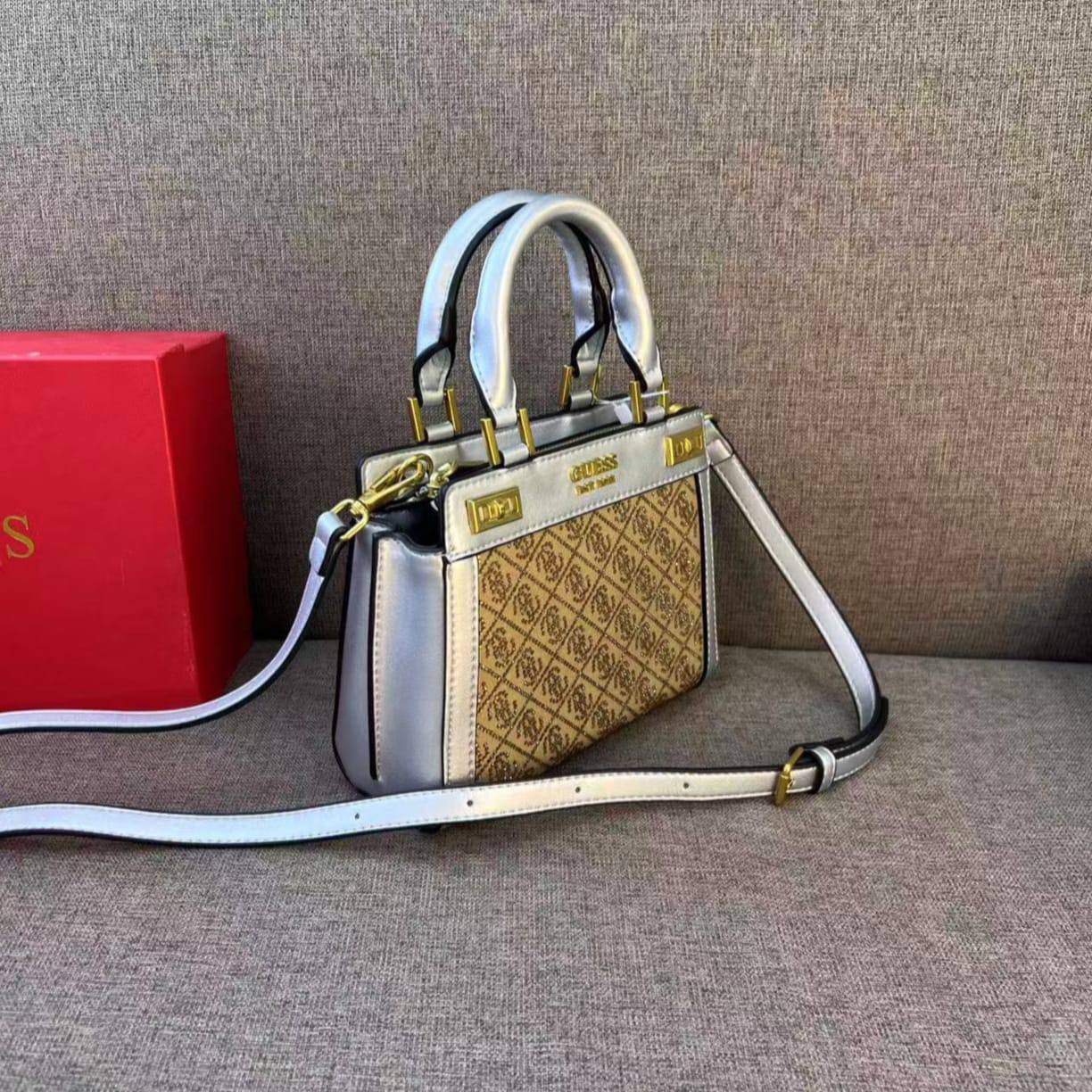Guess

90 dhs❣️ 
with box 
🎁🎁🎁

high quality  new
21 cm

Zain26
♥️♥️♥️
