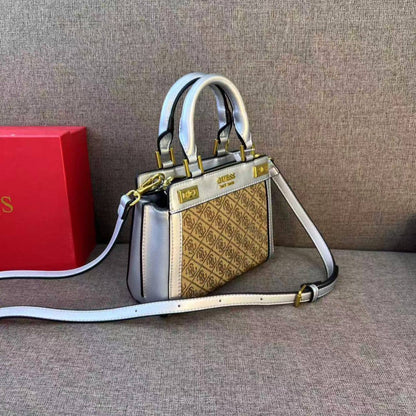 Guess

90 dhs❣️ 
with box 
🎁🎁🎁

high quality  new
21 cm

Zain26
♥️♥️♥️