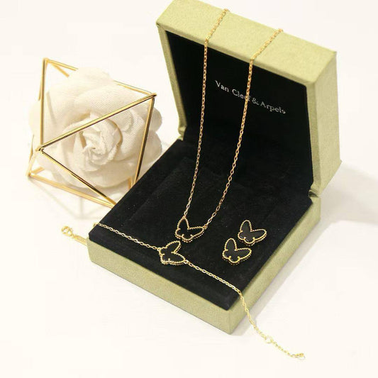VCA SET❤️‍🔥*
Necklace 🦋
Earring🤯
Bracelet 💥
Master quality 💯
With normal boxes 📦 
105 dhs🪙💚
With master box 🗃️ 
140 dhs🪙💚

Zain216
♥️♥️♥️