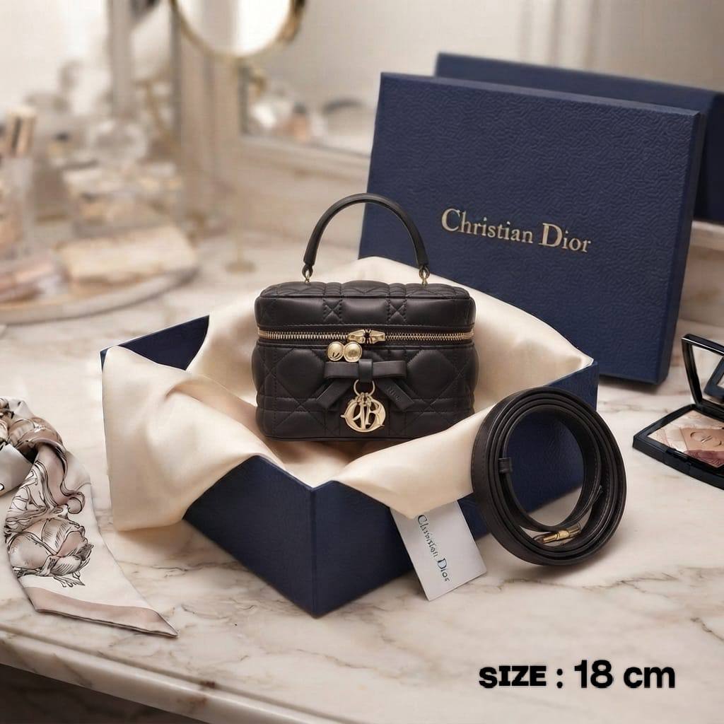 Dior
ʙᴏᴡ ᴠᴀɴɪᴛʏ ᴛᴏᴘ ʜᴀɴᴅʟᴇ
ᴡɪᴛʜ ᴅᴇᴛᴀᴄʜᴀʙʟᴇ sᴛʀᴀᴘ
ɢᴏʟᴅ ʜᴀʀᴅᴡᴀʀᴇ
sɪᴢᴇ : 18 cm
ᴡɪᴛʜ BOX

120 dhs✅

Zain31
♥️♥️♥️