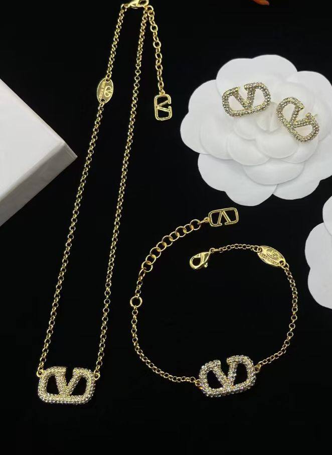 Valentino ❤️‍🔥*
Necklace 💥
Earring ✨
Bracelet 🐦‍🔥
Master quality 💯
With normal boxes 🗃️ 
115 dhs✅
With master box 📦 
130 dhs✅

Zain216
♥️♥️♥️