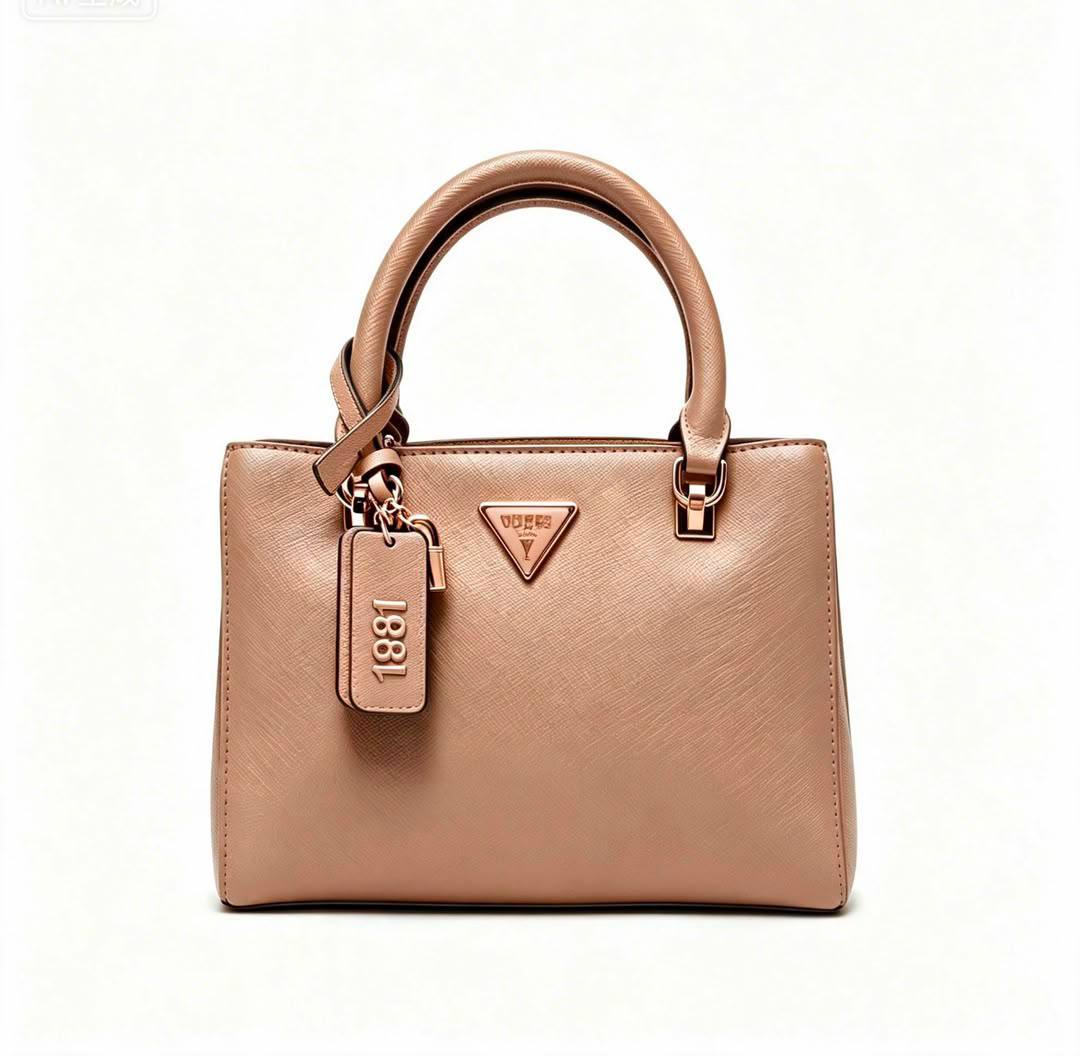 Prada
130 dhs🇦🇪🇦🇪
size：24cm
High-quality with box

Zain35
♥️♥️♥️