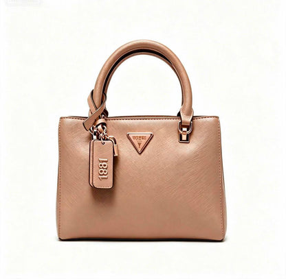Prada
130 dhs🇦🇪🇦🇪
size：24cm
High-quality with box

Zain35
♥️♥️♥️
