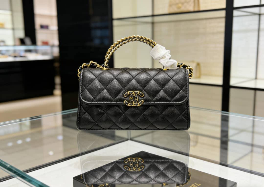 Chanel

110 dhs💓

with  box🎁🎁🎁

Size:19*11*5.5

Zain07
♥️♥️♥️