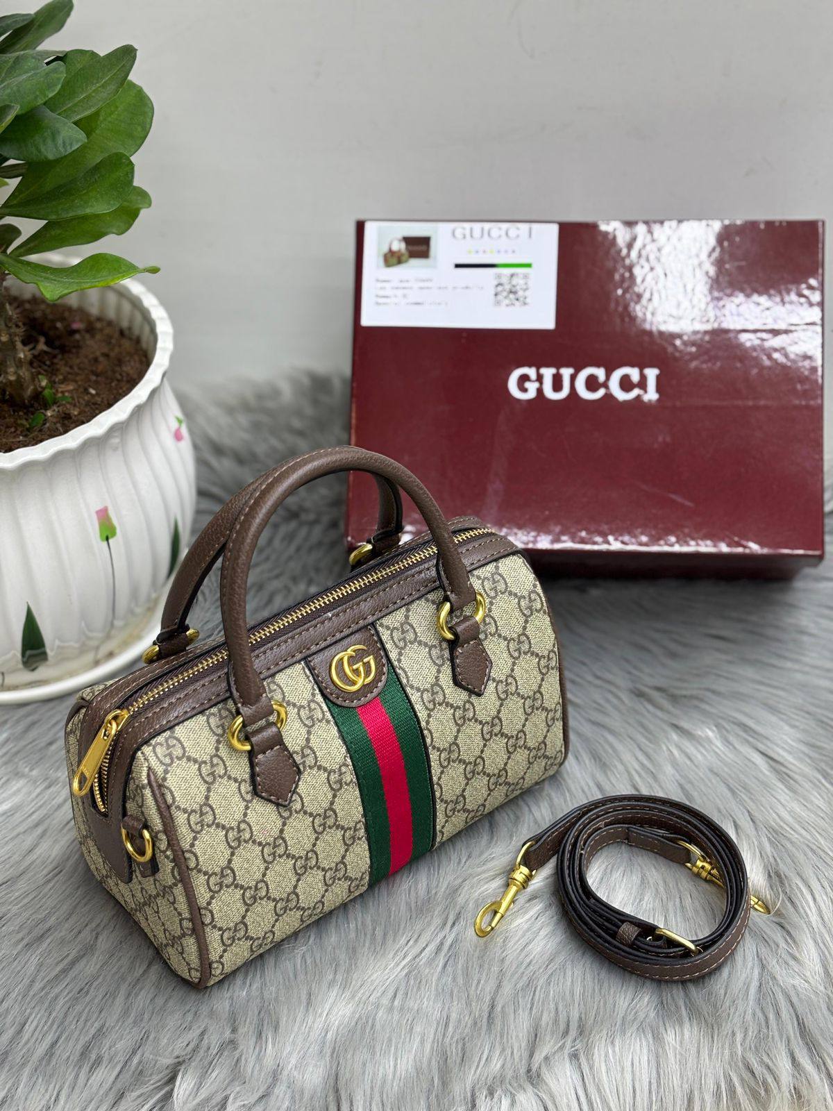 GUCCI
SIZE …….22CM🥰
90 dhs🗽
with BOX🌷

Zain244
♥️♥️♥️