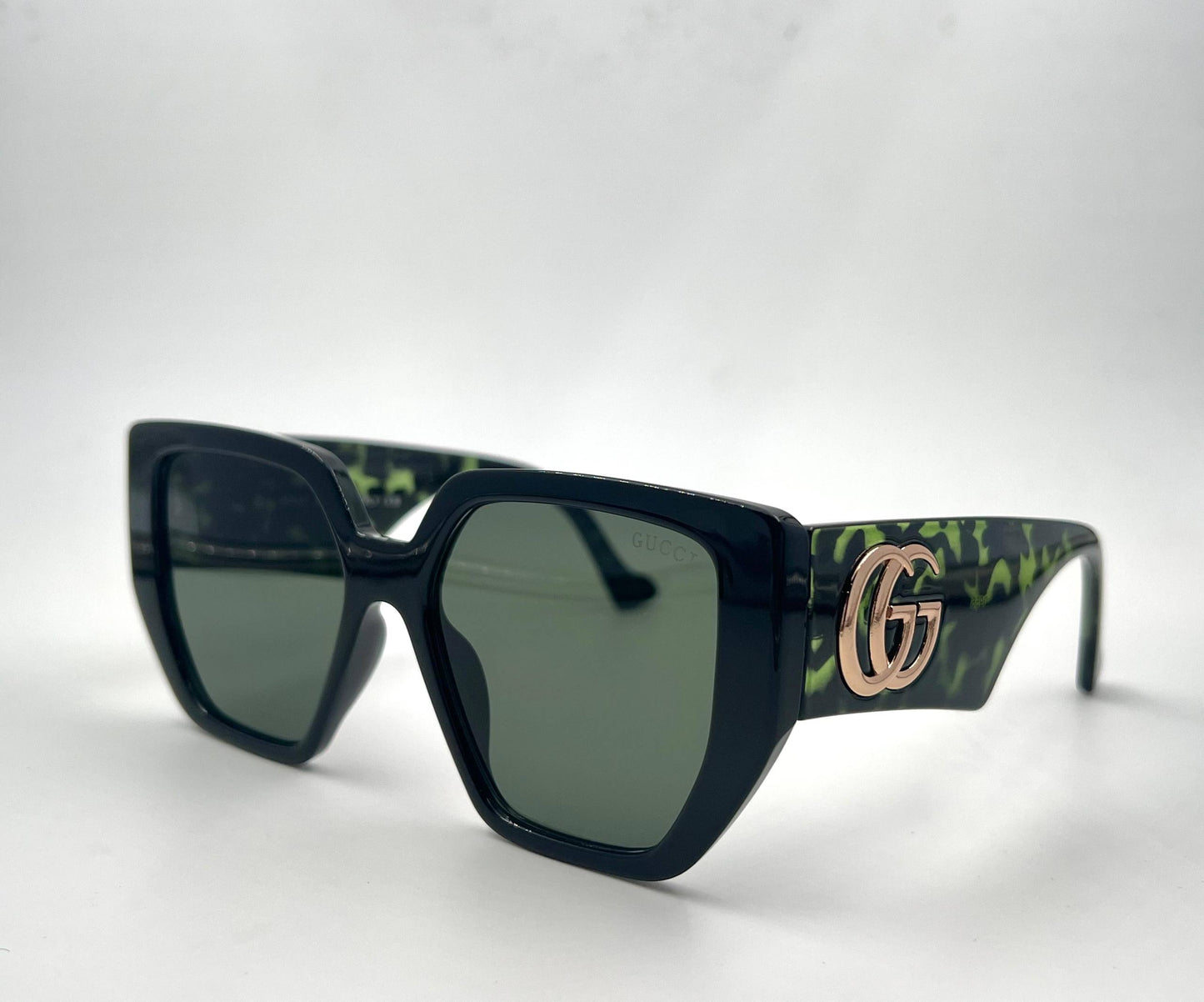 Gucci

Sunglasses 🕶️ 

good quality 💯

With master box 🗃️ 
50 dhs❣️

Zain273
♥️♥️♥️