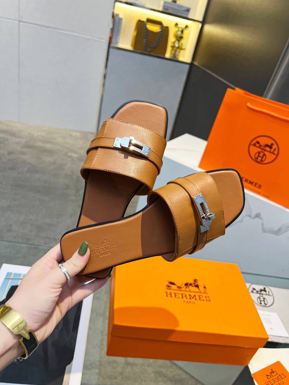 Hermes
Size 36-42 
100 dhs💓

Zain132
♥️♥️♥️