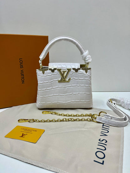 LV
110 dhs🌺

with box
🎁🎁🎁

size 20×7.5×14cm

Zain213
♥️♥️♥️