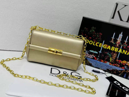 D&G
good quality 
with box
🎁🎁🎁

100 dhs✅

Zain39
♥️♥️♥️
