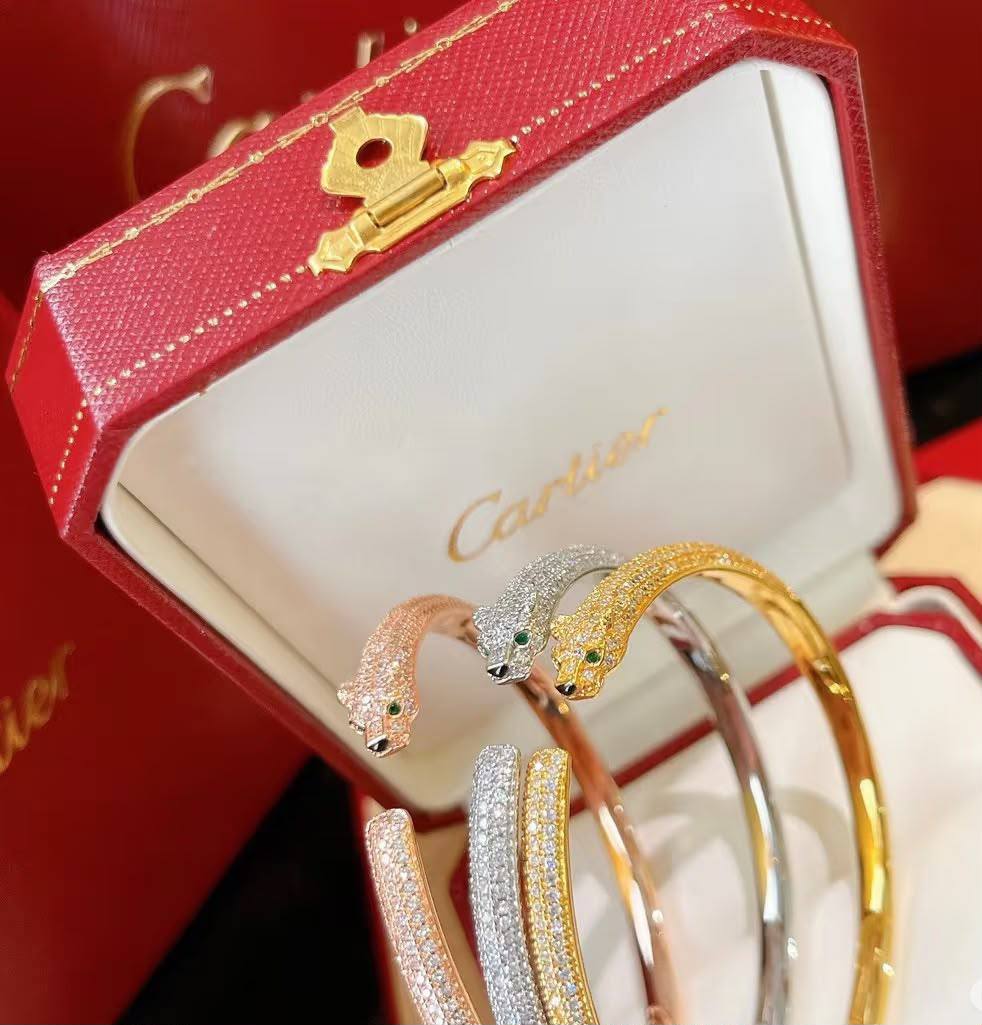 Cartier
Bangle 🦋
Master quality 💯
With normal boxes 🗃️ 
70 dhs✅
With master box 📦 
120 dhs✅

Zain216
♥️♥️♥️