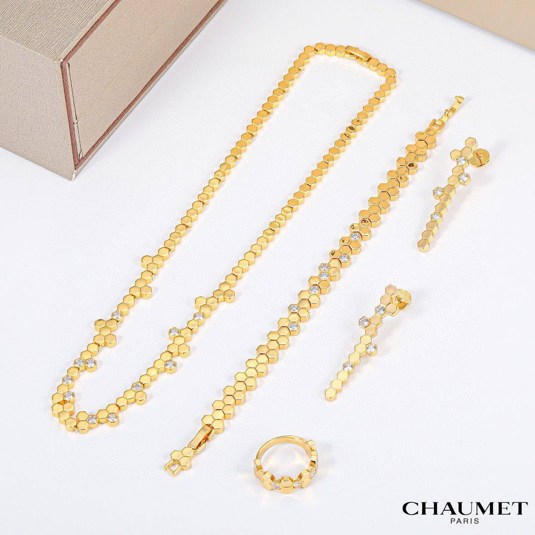 CHOUMET SET 
NECKLACE BRACELET EARRINGS RING 
MASTER✨💫
WITH BIG BOX AND PAPER BAG
 260 DHS🇦🇪🇦🇪

Zain89
♥️♥️♥️