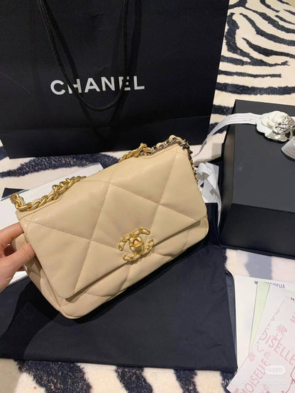 New arrival 
Chanel🙋🏻🙋🏻🌹🌹
Master
26cm 💕💕
420 dhs🪙💕

Zain228
♥️♥️♥️