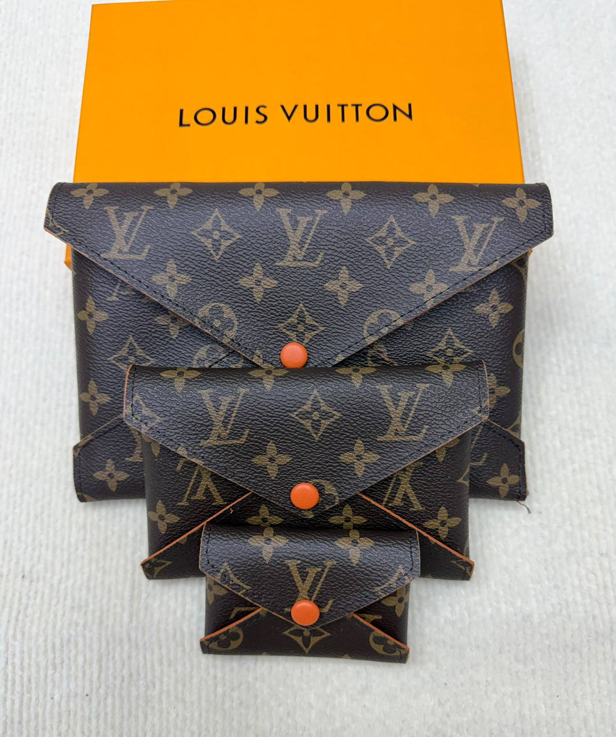 LV     3-piece set

Size  26cm/16/10

With box
80 dhs🇦🇪🇦🇪

Zain04
♥️♥️♥️