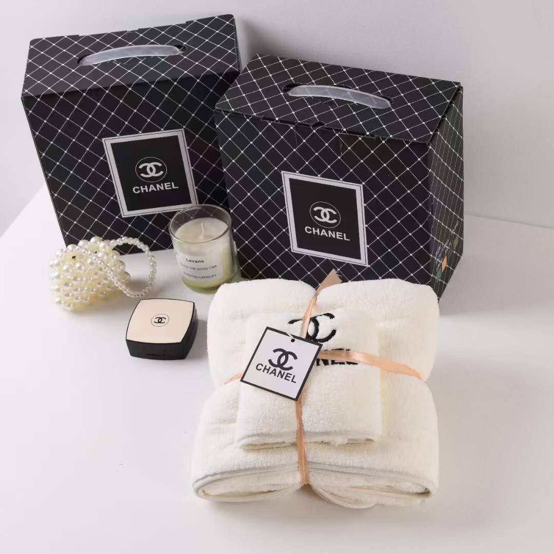 Brand 
Towels  
Good quality 
2 set
With paper 💼 
45 dhs✅

Zain99
♥️♥️♥️