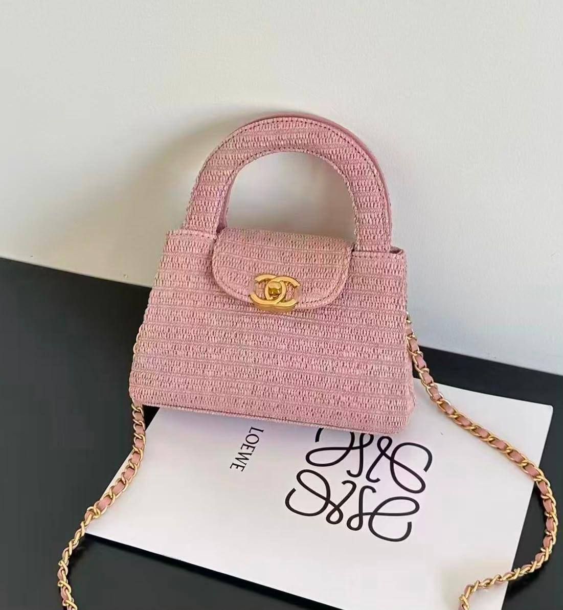 CHANEL
 GOOD QUALITY
 WITH BOX 
120 dhs✅

Zain39
♥️♥️♥️