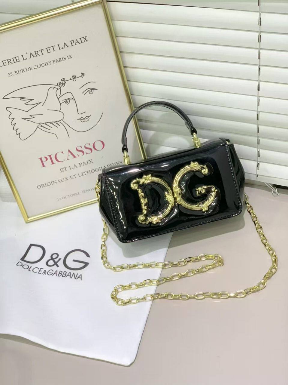 D&G 
Best quality with box’s 
110 dhs✅
size 18 cm

Zain290
♥️♥️♥️