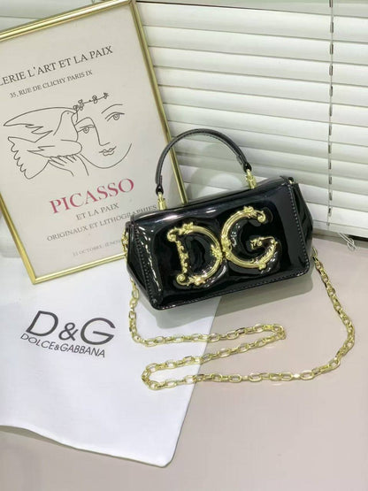D&G 
Best quality with box’s 
110 dhs✅
size 18 cm

Zain290
♥️♥️♥️