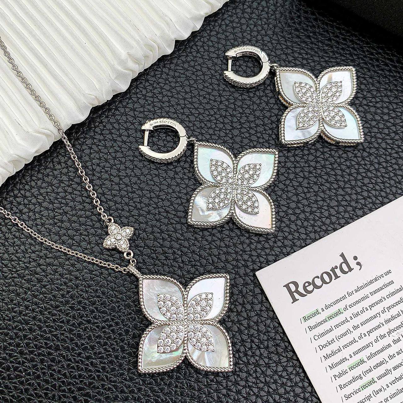 ROBERTO COIN
SET MASTER💫✨
NECKLACE EARRINGS
WITH BOX AND PAPER BAG 🎁🛍️
140 DHS✅

Zain89
♥️♥️♥️