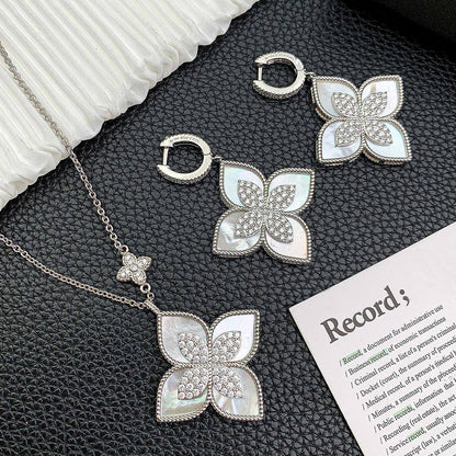ROBERTO COIN
SET MASTER💫✨
NECKLACE EARRINGS
WITH BOX AND PAPER BAG 🎁🛍️
140 DHS✅

Zain89
♥️♥️♥️