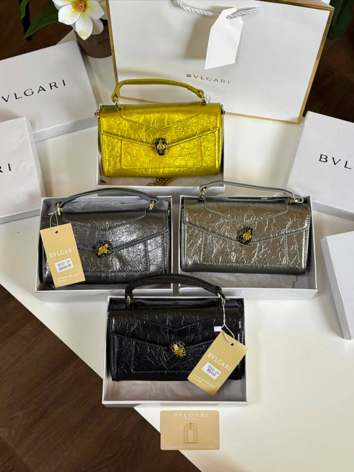 Bvlgari
105 dhs✅
Size：19CM
Good-quality with box

Zain35
♥️♥️♥️