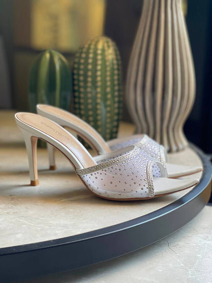 GIANVITO ROSSI
Vip quality
Size 36 to 42
450 dhs🇦🇪🇦🇪

Zain113
♥️♥️♥️