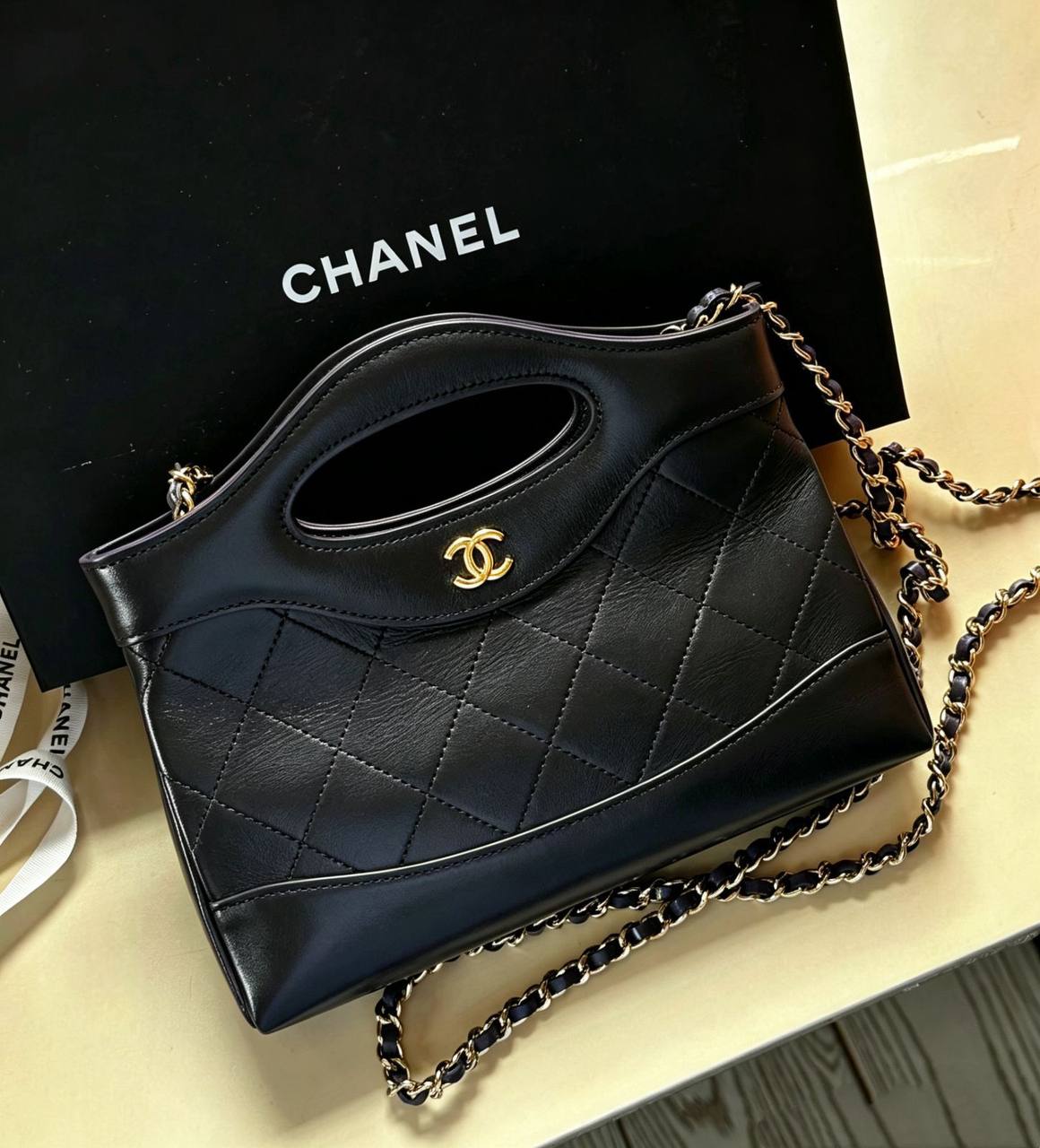 CHANEL 

GOOD QUALITY 

WITH BOX 
🎁🎁🎁

105 dhs✅

Zain39
♥️♥️♥️