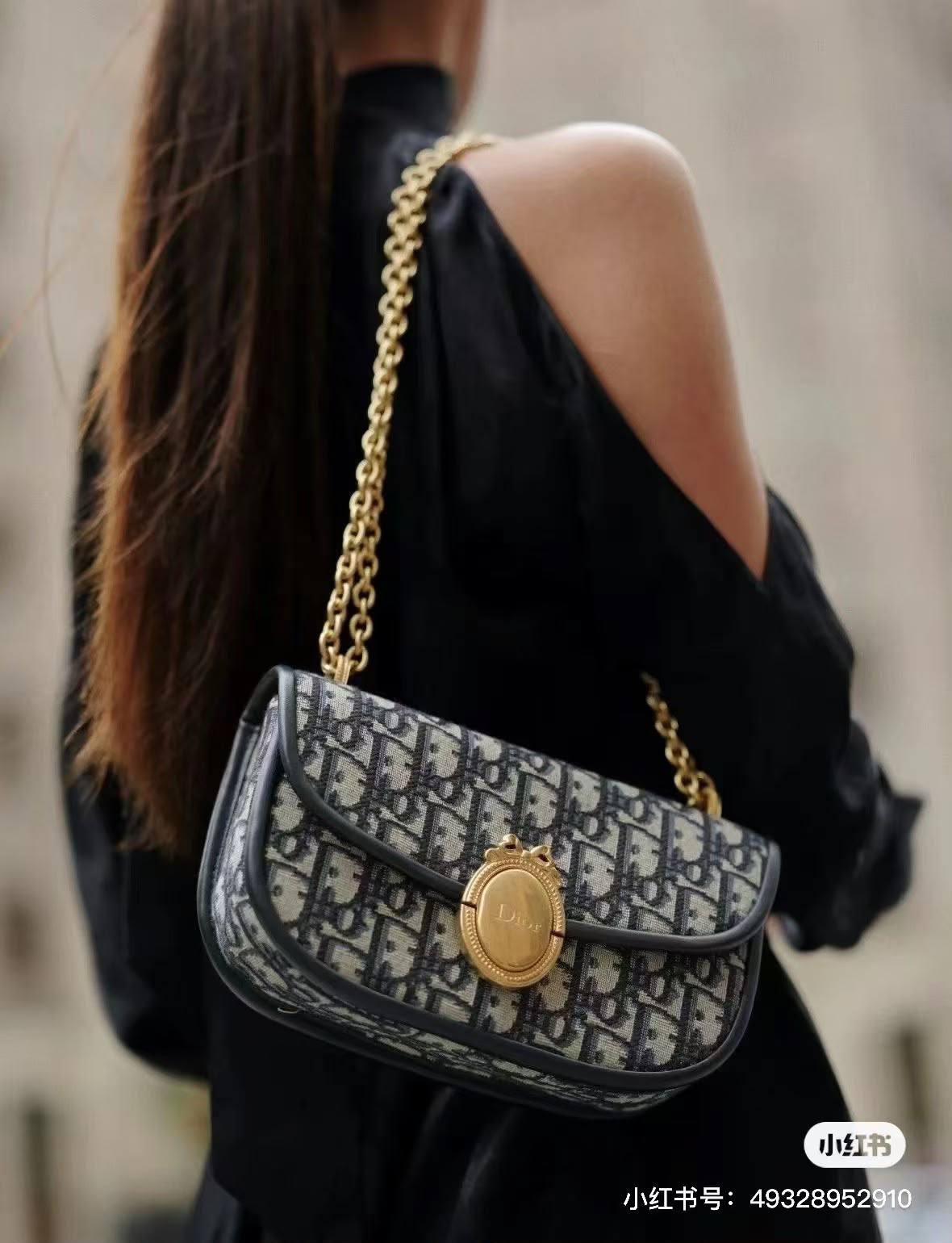 Dior
280 dhs🇦🇪🇦🇪

Zain153
♥️♥️♥️