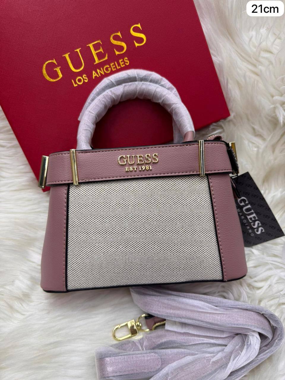 ❤️ Guess Hanbag
1⃣️ First quality +🎁
size : 21 * 13 * 7 cm
110 dhs🇦🇪
with box 🎁

Zain115
♥️♥️♥️
