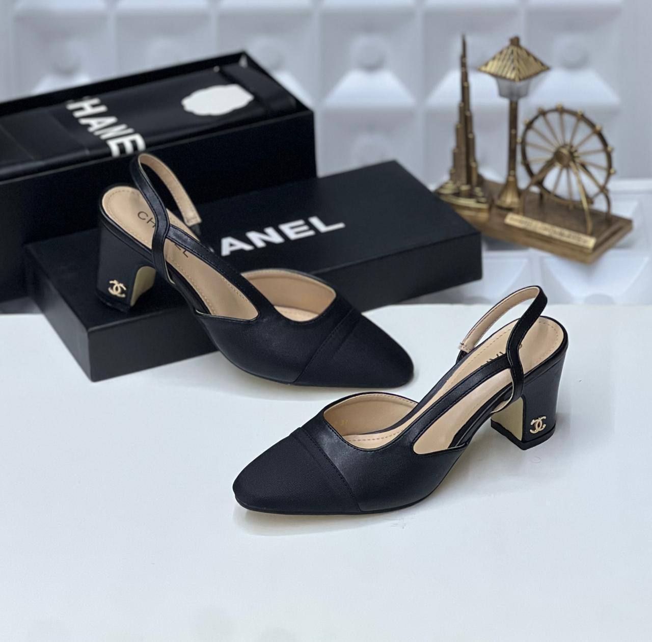 Chanel heel

Size 36 to 41 

110 dhs🇦🇪🇦🇪

Zain80
♥️♥️♥️