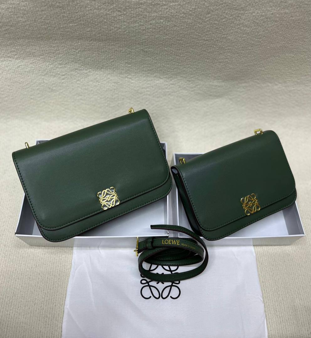 Loewe 

SMALL 20cm
95 dhs🇦🇪


BIG  24cm
100 dhs🇦🇪

with box

Zain213
♥️♥️♥️