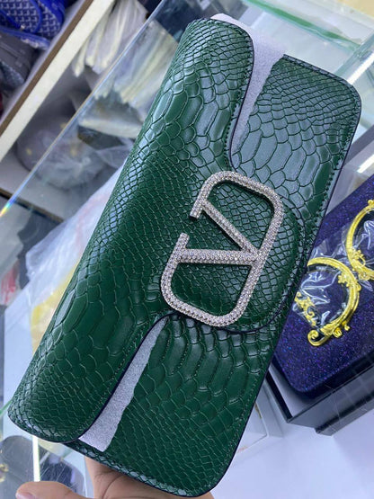 VALENTINO 
90 dhs🌺

with box
🎁🎁🎁

Zain90
♥️♥️♥️