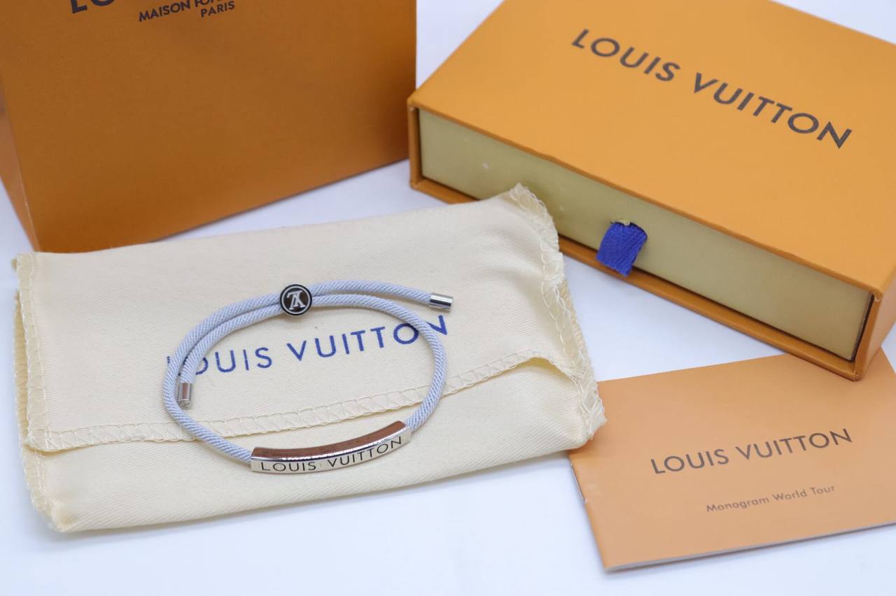 LV Bracelet
with box
🎁🎁🎁

65 dhs✅

Zain33
♥️♥️♥️