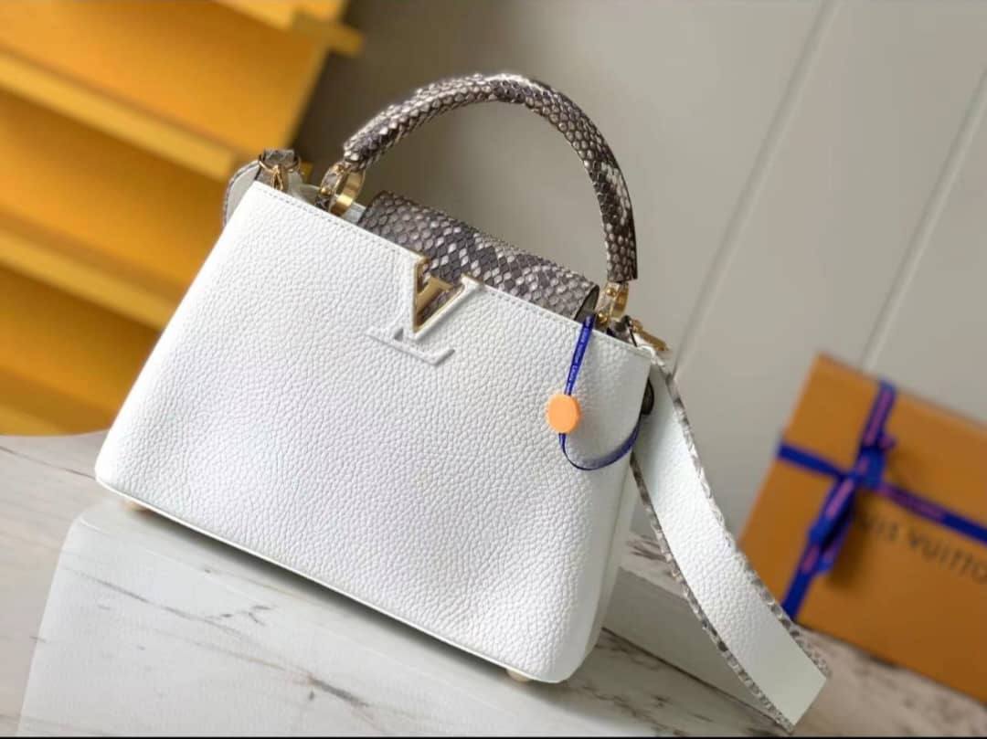 LV
100 dhs✅
with box
🎁🎁🎁

size 21cm

Zain26
♥️♥️♥️