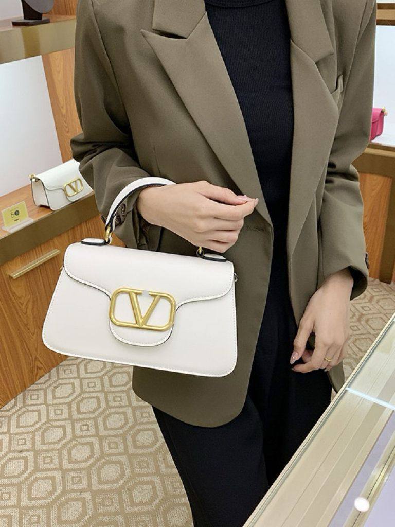 VALENTINO 
NEW CAME GOOD QUALITY
 WITH BOX 
🎁🎁🎁

100 dhs🪙💕

Zain39
♥️♥️♥️