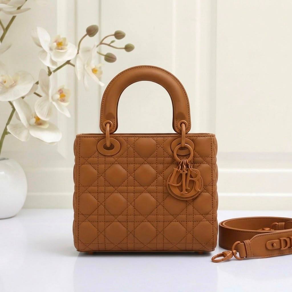 Dior
High quality 
Size：20cm
With box 
120 dhs🇦🇪🇦🇪

Zain136
♥️♥️♥️