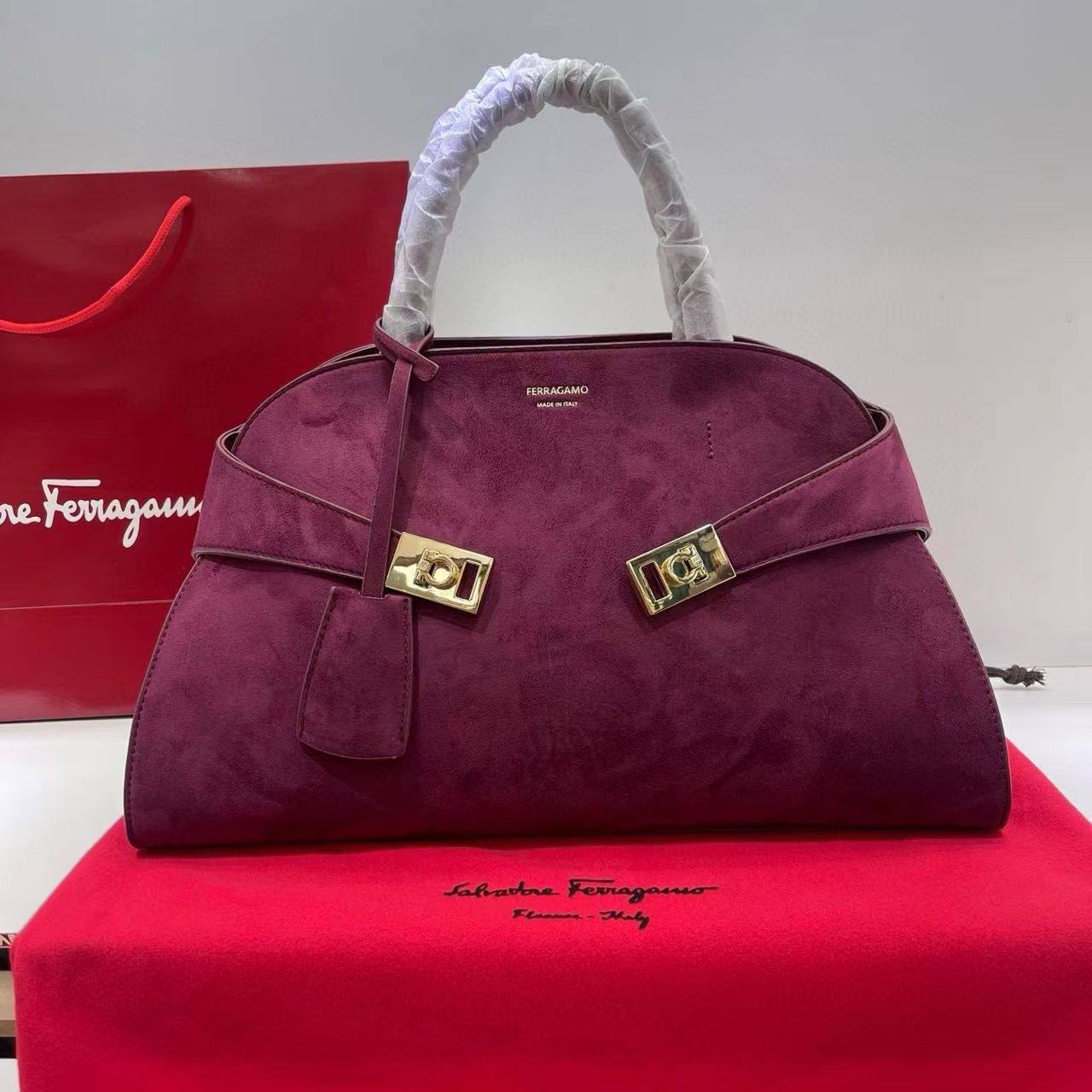 FERRAGAMO  
COPY ONE
270 dhs🪙

Zain39
♥️♥️♥️