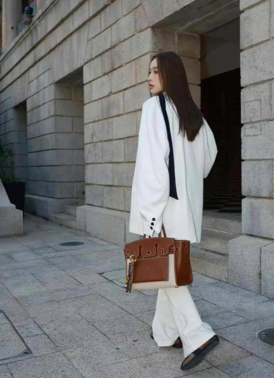 Hermes
HIGH QUALITY 
BIG SIZE 120 DHS✅
SMALL SIZE 120 DHS✅

Zain295
♥️♥️♥️