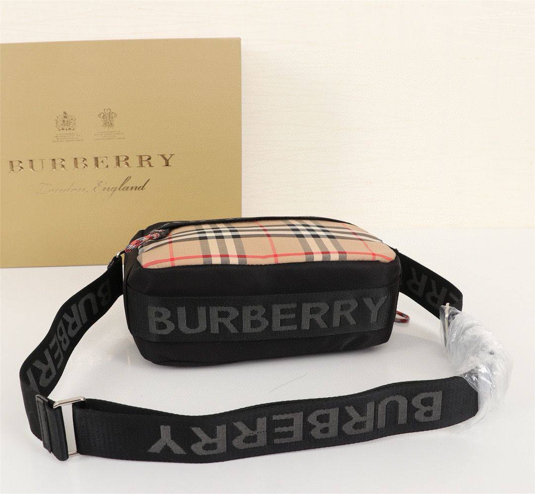BURBERRY NEW CAME UNISEX GOOD QUALITY WITH BOX 
90 dhs✅

Zain295
♥️♥️♥️