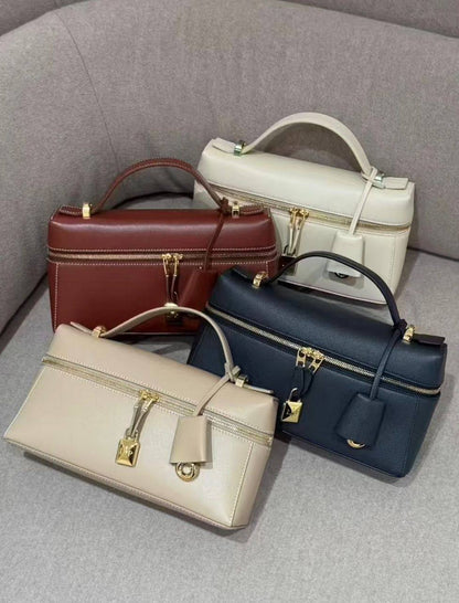 Loro Piana
90 dhs🇦🇪
SIZE：19cm
High-quality 

with box🎁🎁🎁

Zain35
♥️♥️♥️