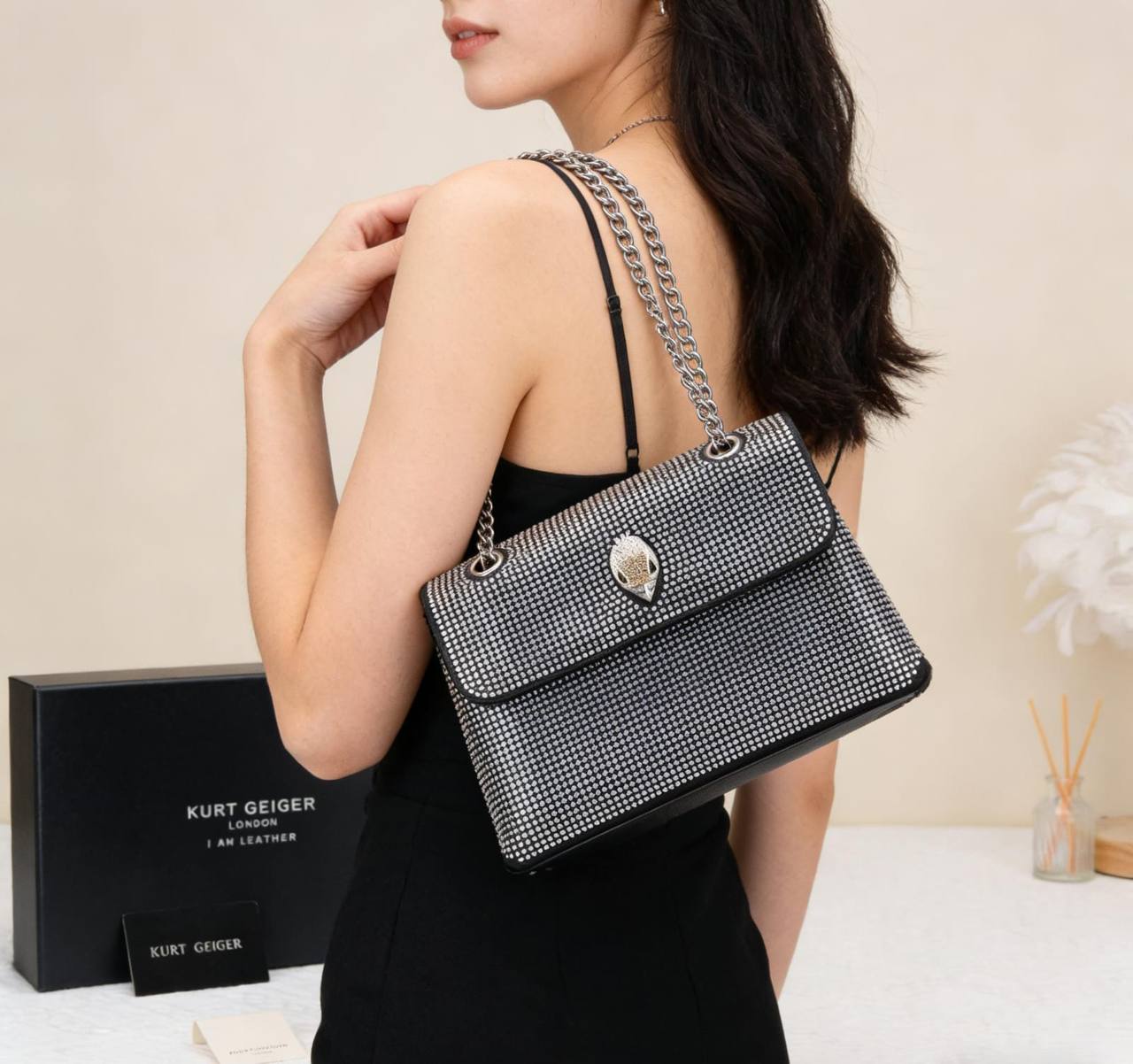Aigner
115 dhs🇦🇪

with box 🎁🎁🎁

Ainger & Kurt Geiger
Size :26*9*18

Zain07
♥️♥️♥️